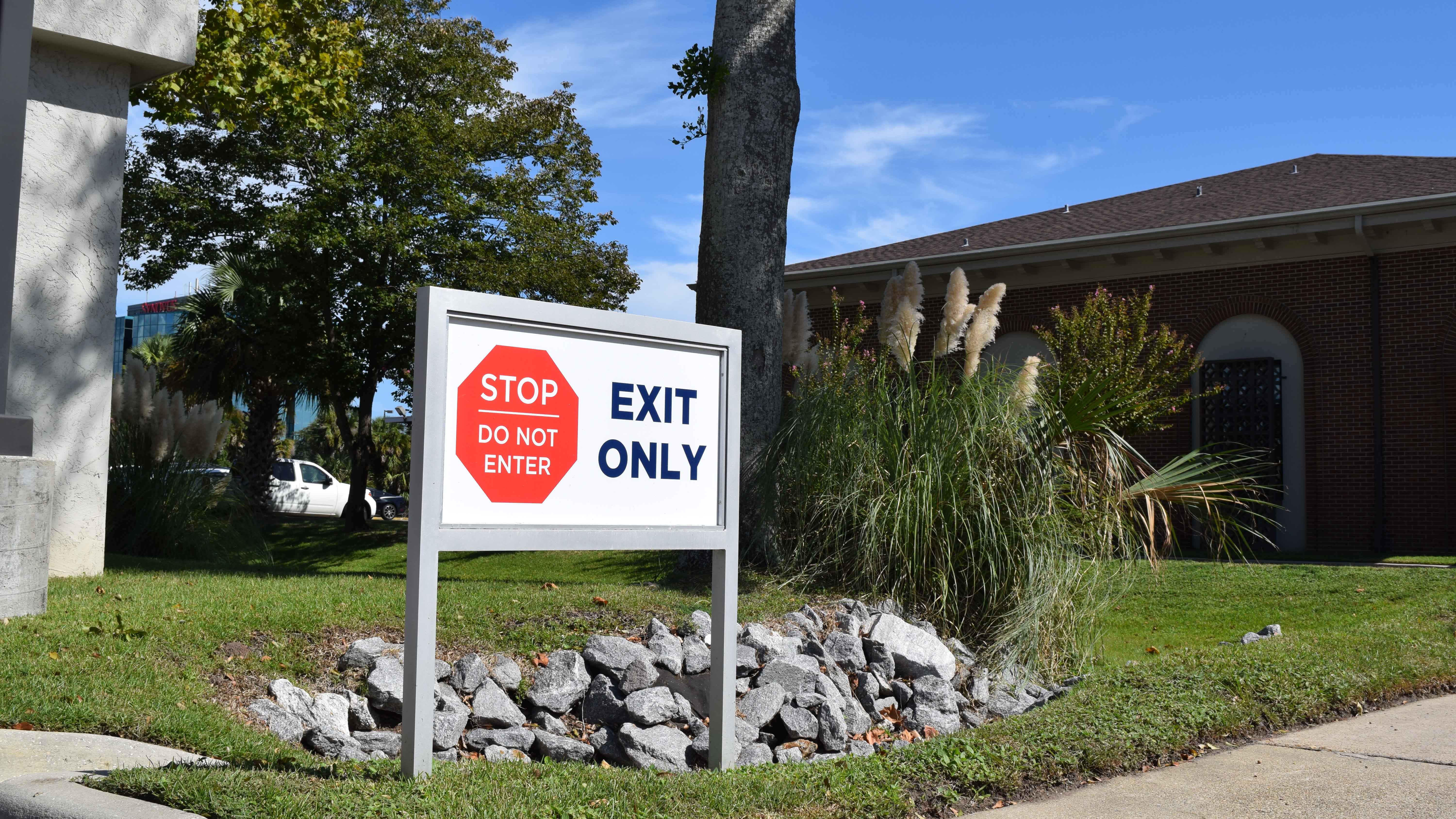 Exterior wayfinding sign at Members First Credit Union - signgeek wayfinding