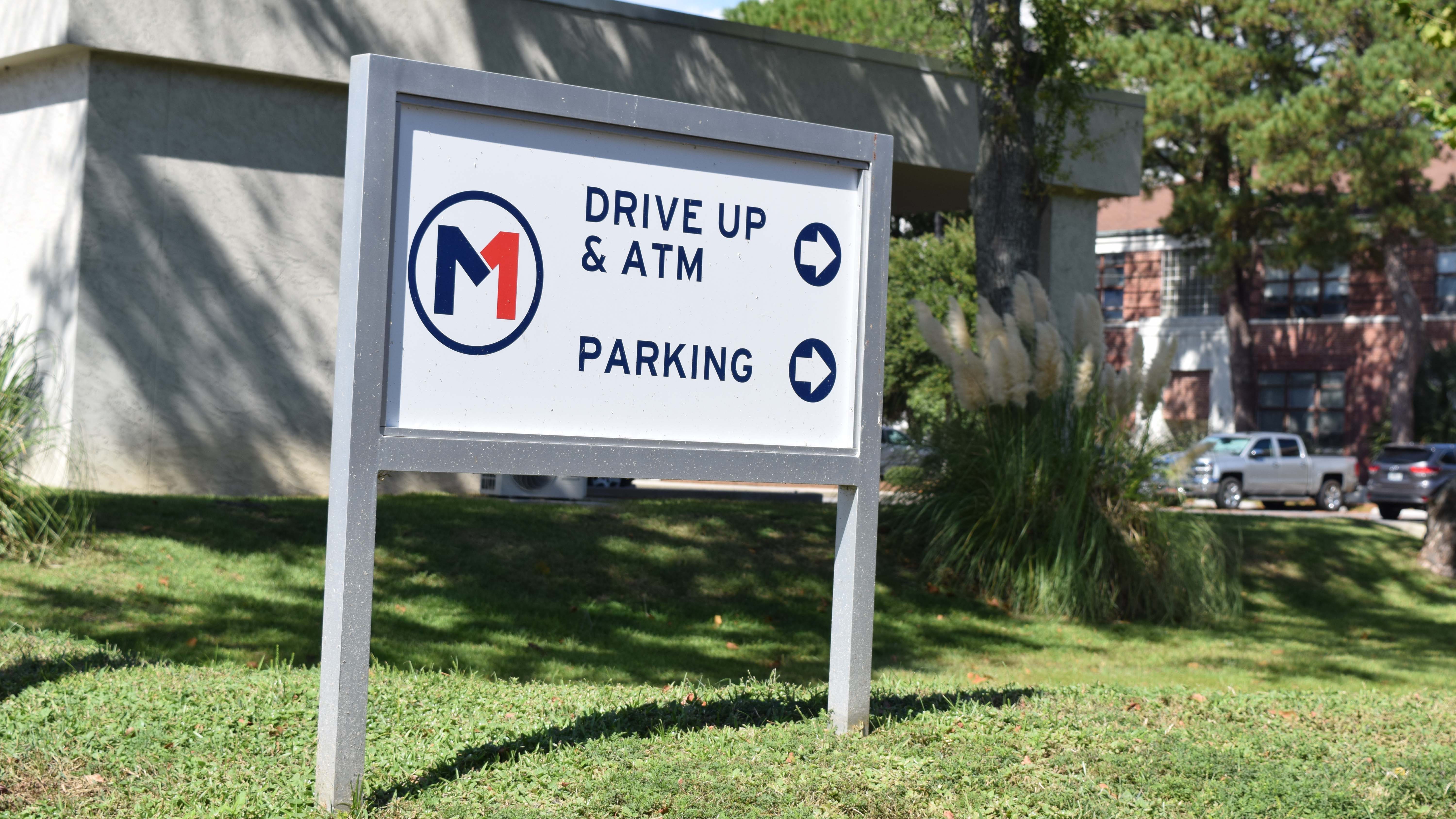 exterior branded wayfinding signage at Members First Credit Union - signgeek wayfinding 