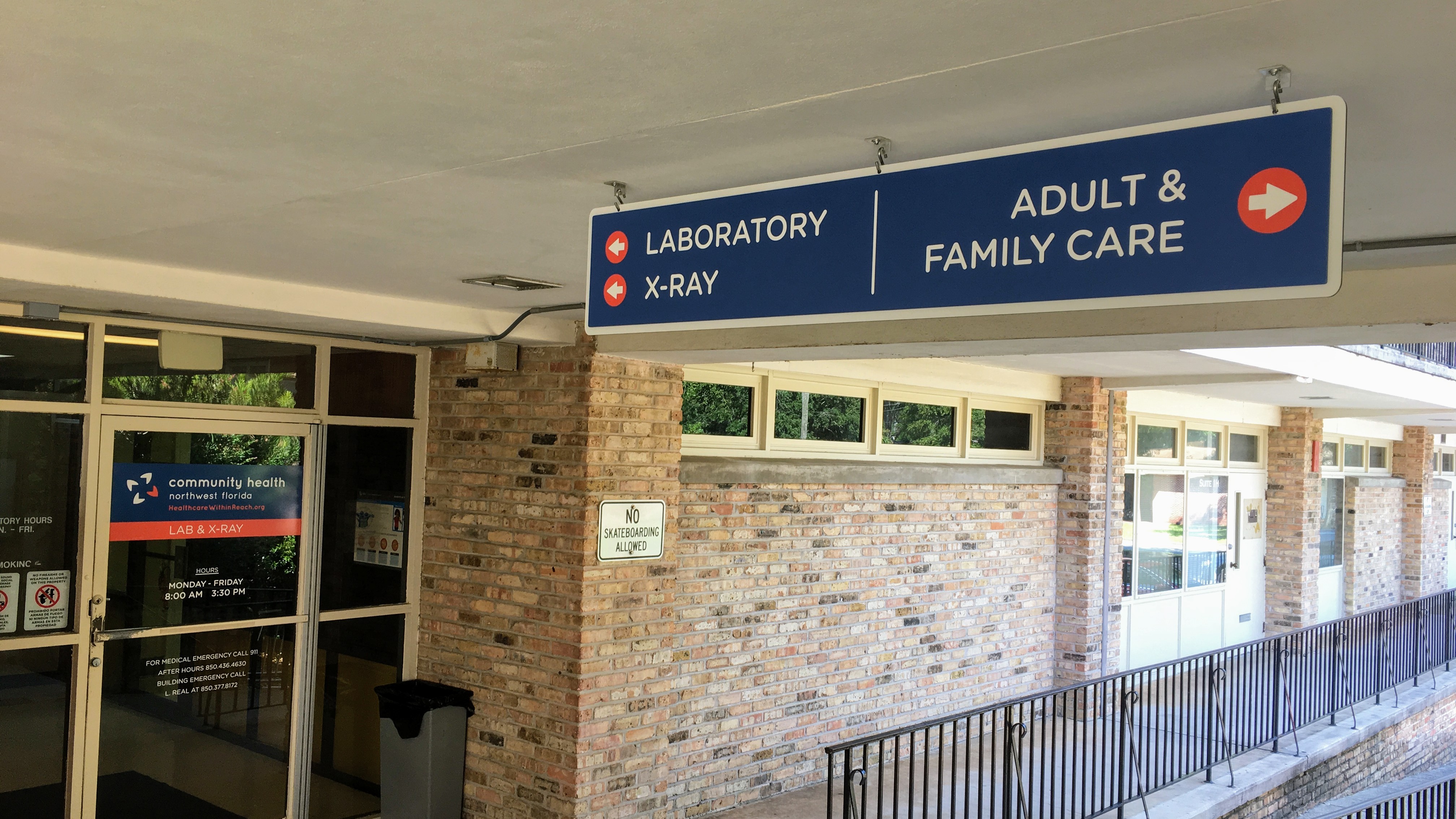 Medical clinic exterior wayfinding system - signgeek  