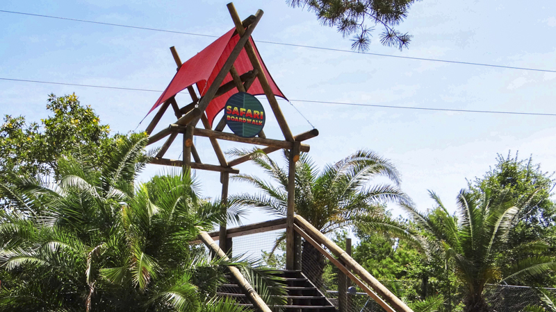 Exterior branded wayfinding for the Gulf Breeze Zoo safari - signgeek Branded Environments 