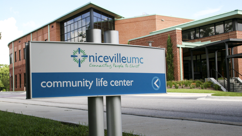 SignGeek Exterior Wayfinding - Directional wayfinding displays for Niceville United Methodist Church