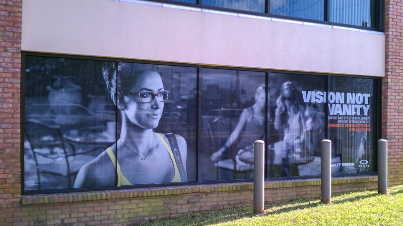 Window graphics for an optical center - Signgeek Environmental Graphics 